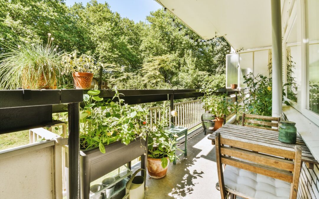 Balkon w bloku jako dodatkowa strefa odpoczynku i kontaktu z naturą